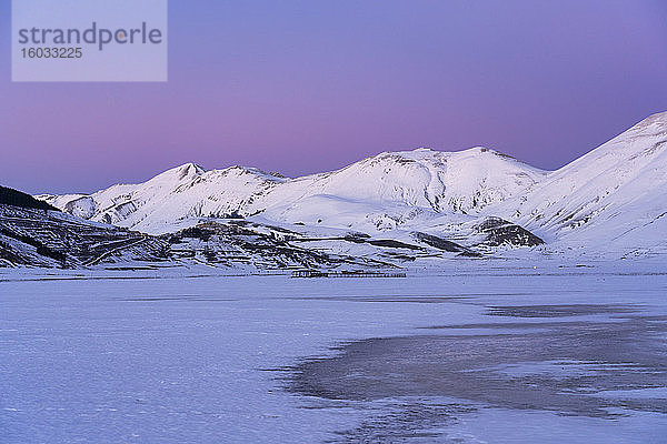 Plateau Piano Grande di Castelluccio di Norcia und Mount Vettore im Winter  Sibillinische Berge  Umbrien  Italien  Europa