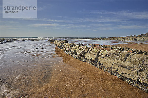 Die dramatische Mischung aus Sand und Felsen am Strand von Speke's Mill Mouth an der Atlantikküste von Devon in der Nähe des Hartland Quay  Devon  England  Vereinigtes Königreich  Europa