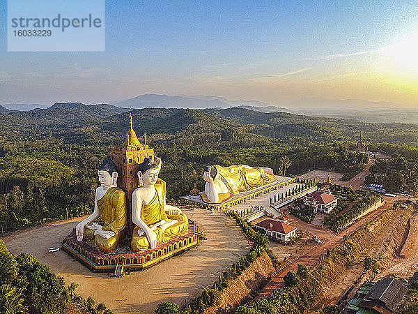 Luftaufnahme durch Drohnen der riesigen sitzenden und liegenden Buddhas  Ko Yin Lay  Pupawadoy-Kloster bei Ye  Mon-Staat  Myanmar (Burma)  Asien