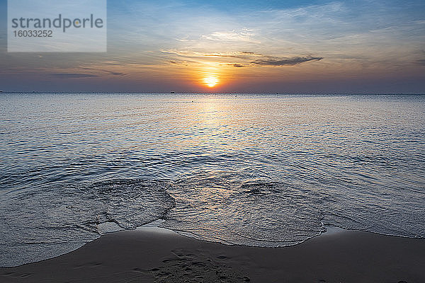 Sonnenuntergang über dem Ozean  Strand von Ong Lang  Insel Phu Quoc  Vietnam  Indochina  Südostasien  Asien