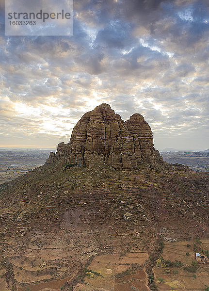 Wolken bei Sonnenuntergang über den hohen Felsen des Gheralta-Gebirges  Luftaufnahme einer Drohne  Hawzen  Region Tigray  Äthiopien  Afrika