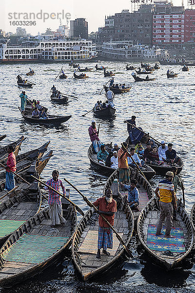 Passagierkanus im Hafen von Dhaka  Bangladesch  Asien