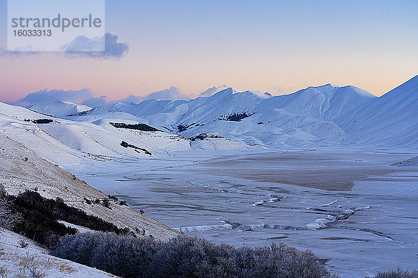 Plateau Piano Grande di Castelluccio di Norcia im Winter  Sibillinische Berge  Umbrien  Italien  Europa