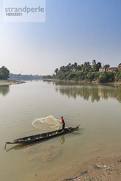 Fischer am Fluss Ye  Ye  Mon state  Myanmar (Burma)  Asien