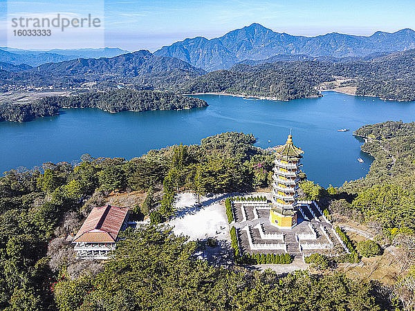 Luftaufnahme mit Drohnen über der Ci'en-Pagode und dem Sonnenmondsee  Nationaler Landschaftsraum  Kreis Nantou  Taiwan  Asien