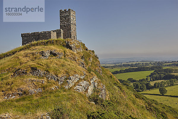 Eine ikonische Dartmoor-Ansicht der St. Michael's Church aus dem 13. Jahrhundert am Brent Tor  am westlichen Rand des Dartmoor-Nationalparks. Devon  England  Vereinigtes Königreich  Europa