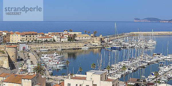 Blick auf den Yachthafen  Alghero  Sardinien  Italien  Mittelmeer  Europa