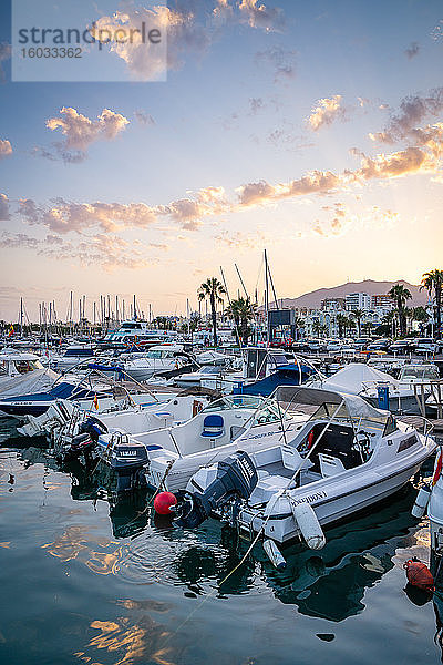 Boote bei Sonnenuntergang im Yachthafen von Benalmadena Puerto Marina zwischen den Badeorten Benalmadena und Torremolinos an der Costa Del Sol  Andalusien  Spanien  Europa