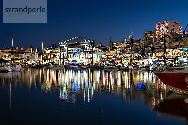 Der Yachthafen von Benalmadena Puerto Marina bei Nacht  gelegen zwischen den Badeorten Benalmadena und Torremolinos an der Costa del Sol  Andalusien  Spanien  Europa