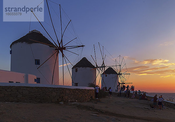 Windmühlen Kato Mili bei Sonnenuntergang  Stadt Mykonos  Mykonos  Kykladen  griechische Inseln  Griechenland  Europa