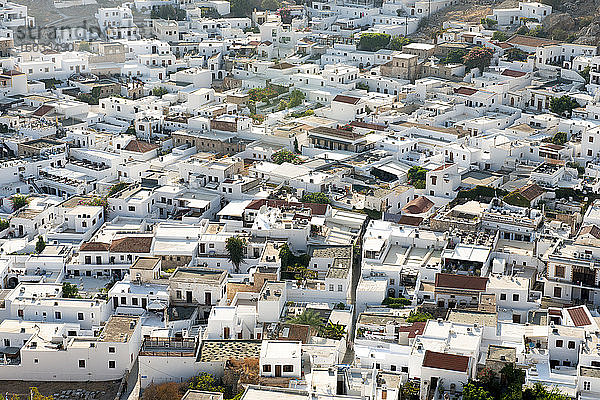 Blick auf traditionelle weiße Häuser in der Stadt Lindos  Rhodos  Dodekanes  Griechische Inseln  Griechenland  Europa