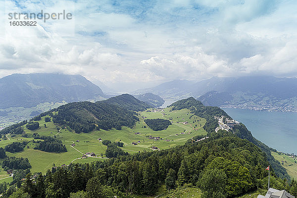 Luftaufnahme des Lungernsees von Birkenstock  Obwalden  Schweiz.