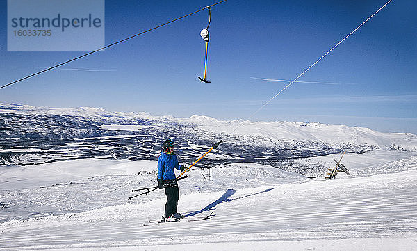 Mann auf einem Skilift in Vasterbottens Lan  Schweden.