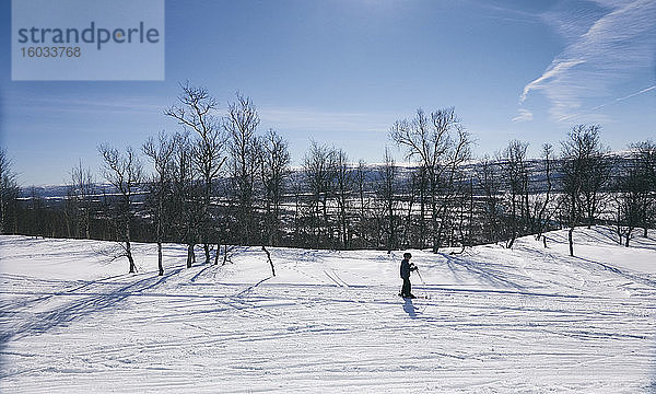 Junger Junge beim Skilanglauf in Vasterbottens Lan  Schweden.