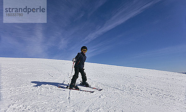 Junger Junge beim Skilanglauf in Vasterbottens Lan  Schweden.