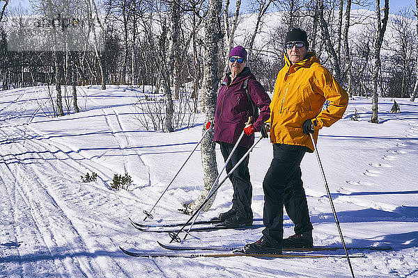 Paar Skilanglauf in Vasterbottens Lan  Schweden.