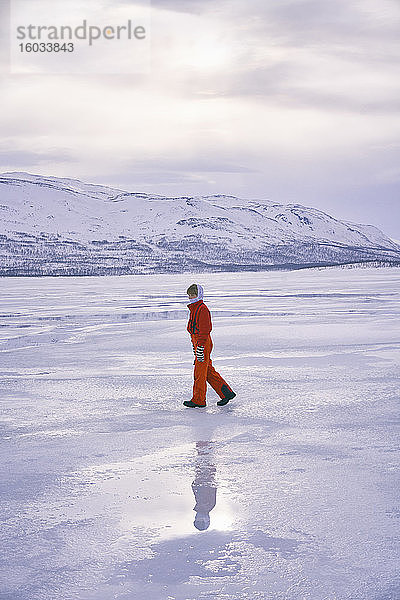 Auf einem zugefrorenen See in Vasterbottens Lan  Schweden  stehender Junge.