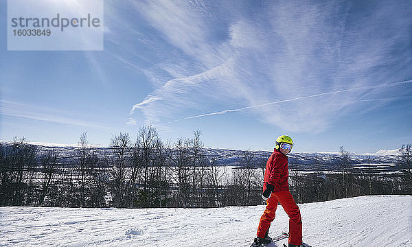 Junger Junge beim Skifahren in Vasterbottens Lan  Schweden.