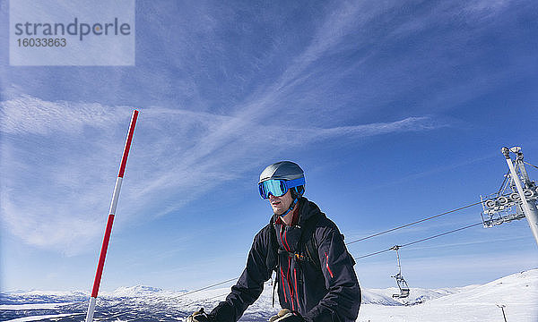 Mann Skilanglauf in Vasterbottens Lan  Schweden.