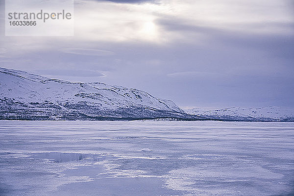 Blick über einen zugefrorenen See in Vasterbottens Lan  Schweden.