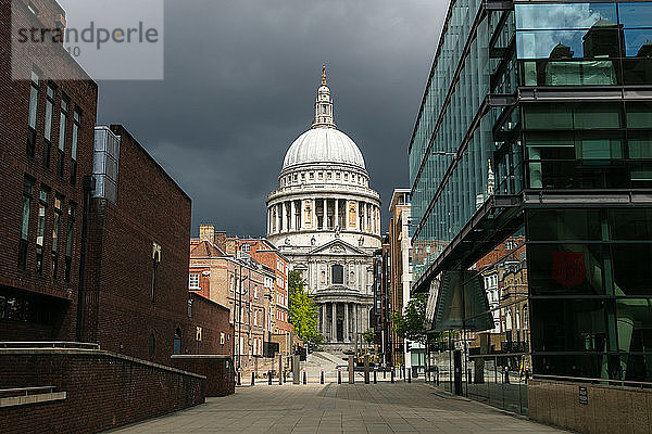 Blick entlang leerer Straßen  auf den Petershügel und die St. Paul's Cathedral in London unter einem Sturmwetterhimmel während der Corona-Virus-Krise.