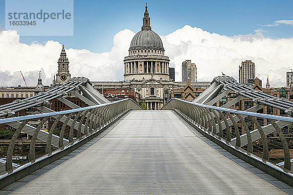 Blick entlang der leeren Millenium Bridge mit der St. Paul's Cathedral in London während der Corona-Virus-Krise.