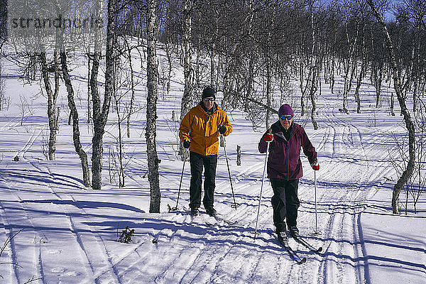 Paar Skilanglauf in Vasterbottens Lan  Schweden.