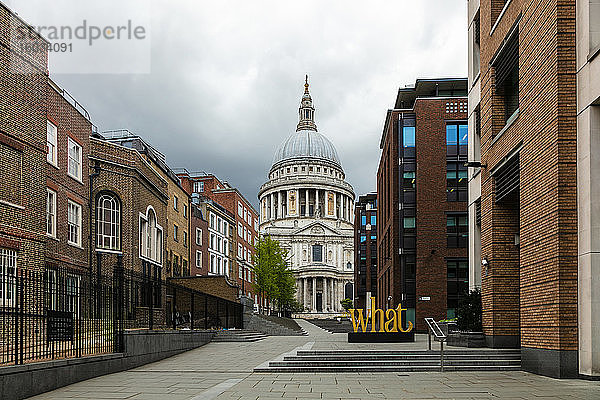Blick entlang der leeren Straße Peter's Hill in Richtung St. Paul's Cathedral in London während der Corona-Virus-Krise.