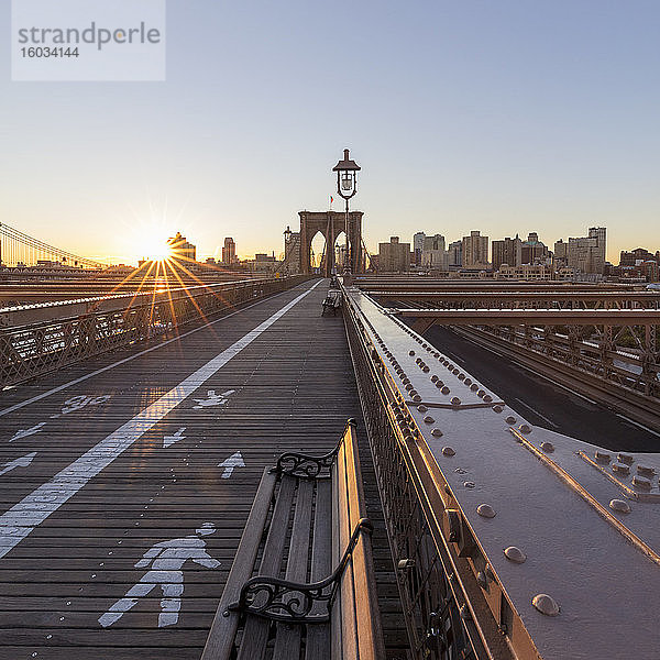Blick über die Brooklyn Bridge  New York City  USA während der Corona-Virus-Krise.