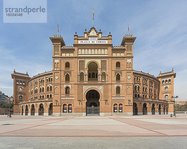 Blick auf eine leere Plaza de Toros de Las Ventas  Madrid  Spanien während der Corona-Virus-Krise.