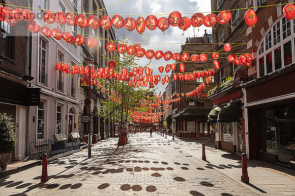 Blick auf eine leere  mit roten Laternen geschmückte Straße in Chinatown während der Corona-Virus-Krise