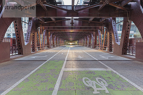 Blick entlang der leeren Wells Street Bridge  Chicago  Illinois  USA während der Corona-Virus-Krise.