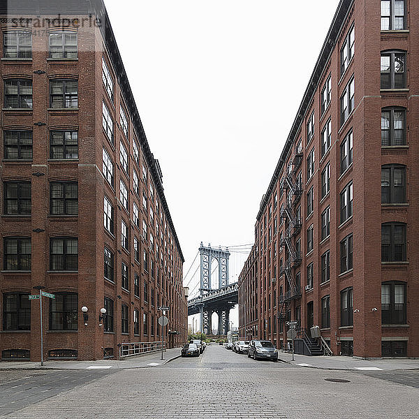 Blick entlang der leeren Straße in Richtung Manhattan Bridge  New York City  USA während der Corona-Virus-Krise.