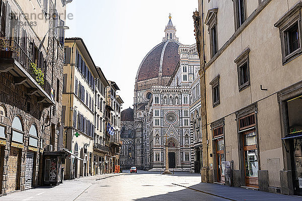 Blick eine leere Straße hinunter in Richtung des Duomo di Santa Maria del Fiore in Florenz  Italien während der Corona-Virus-Krise.