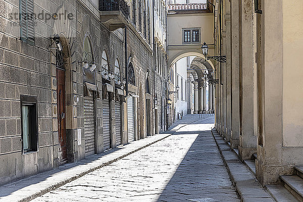 Blick auf eine leere Straße in Florenz  Italien  während der Corona-Virus-Krise.