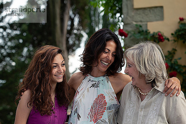 Drei Generationen einer weiblichen Familie zusammen