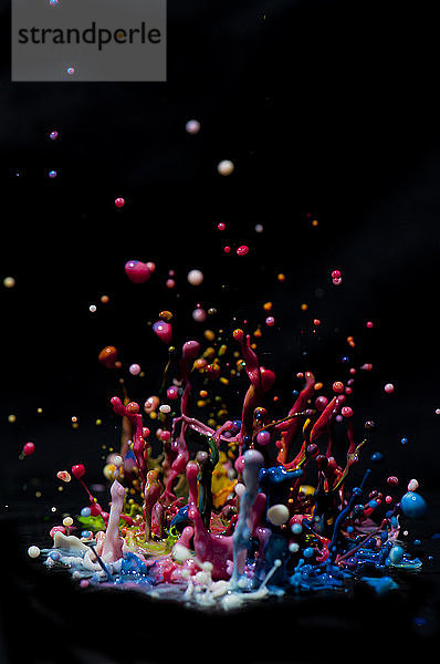 Gemäldeskulptur - Hochgeschwindigkeitsfotografie von Spritzern mehrfarbiger Farbe.