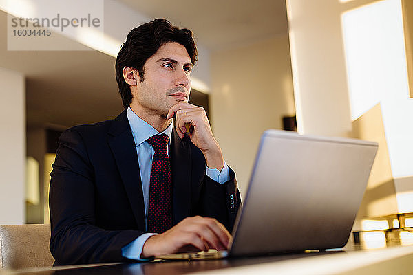 Geschäftsmann  der im Geschäftszentrum eines Hotels arbeitet