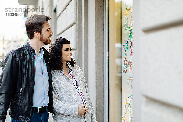Schaufensterbummel eines schwangeren Paares  Florenz  Italien