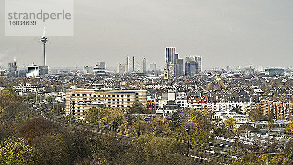 Sonnige Düsseldorfer Stadtlandschaft  Nordrhein-Westfalen  Deutschland