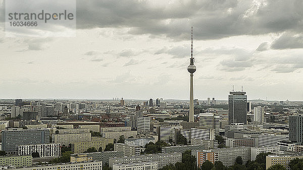 Fernsehturm und Berliner Stadtbild bei bedecktem Himmel  Deutschland