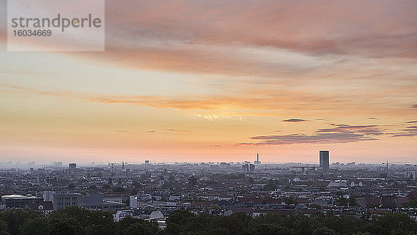 Sonnenuntergangshimmel über dem Berliner Stadtbild  Deutschland