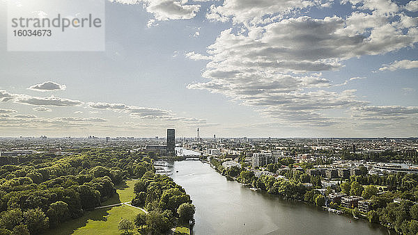 Sonniges  landschaftlich reizvolles Berliner Stadtbild und Spree  Deutschland