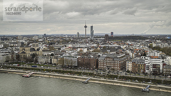 Colonius-Fernsehturm über dem Kölner Stadtbild  Deutschland