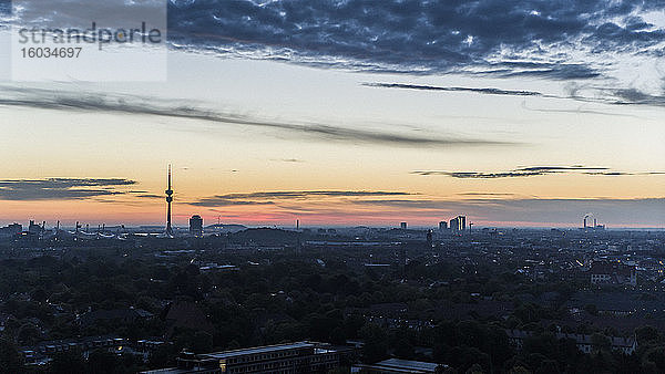 Sonnenuntergangshimmel über der Münchner Stadtlandschaft  Bayern  Deutschland
