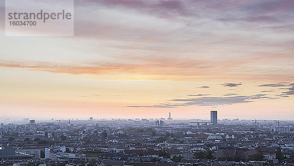 Szenische Ansicht der Berliner Stadtlandschaft bei Sonnenuntergang  Deutschland