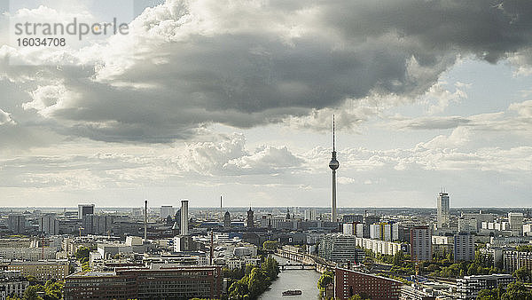 Sonniges  landschaftlich reizvolles Stadtbild und Fernsehturm  Berlin  Deutschland