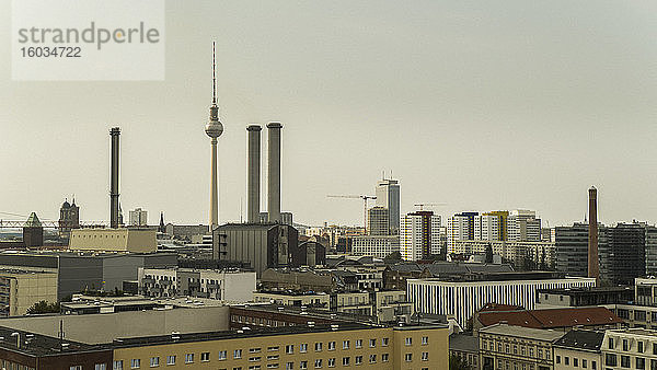 Fernsehturm und Skyline  Berlin  Deutschland