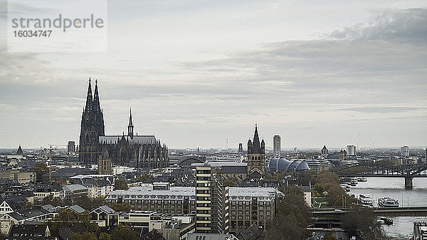 Kölner Dom und Stadtbild  Deutschland
