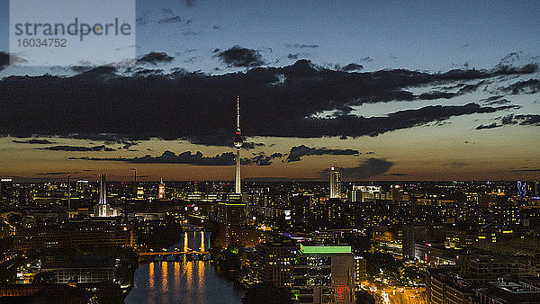 Berliner Stadtbild und nachts beleuchteter Fernsehturm  Deutschland